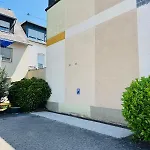Lounge Mit Privatem Stellplatz Fuer Bis Zu 4 Personen - Stadtnah Appartement
