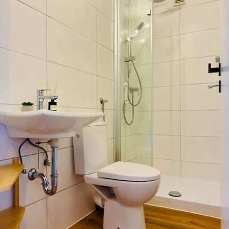 Lounge Mit Privatem Stellplatz Für Bis Zu 4 Personen - Stadtnah